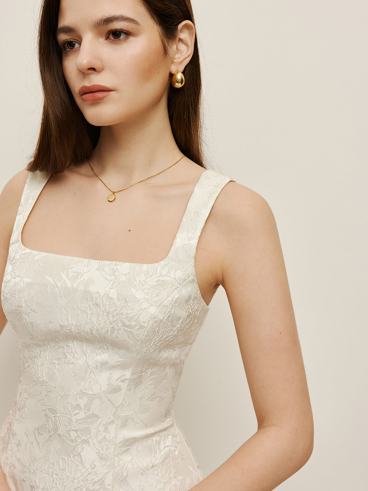 Sleeveless Low-Cut Slim-Fit Dress with Woven Polyester and Invisible Zipper